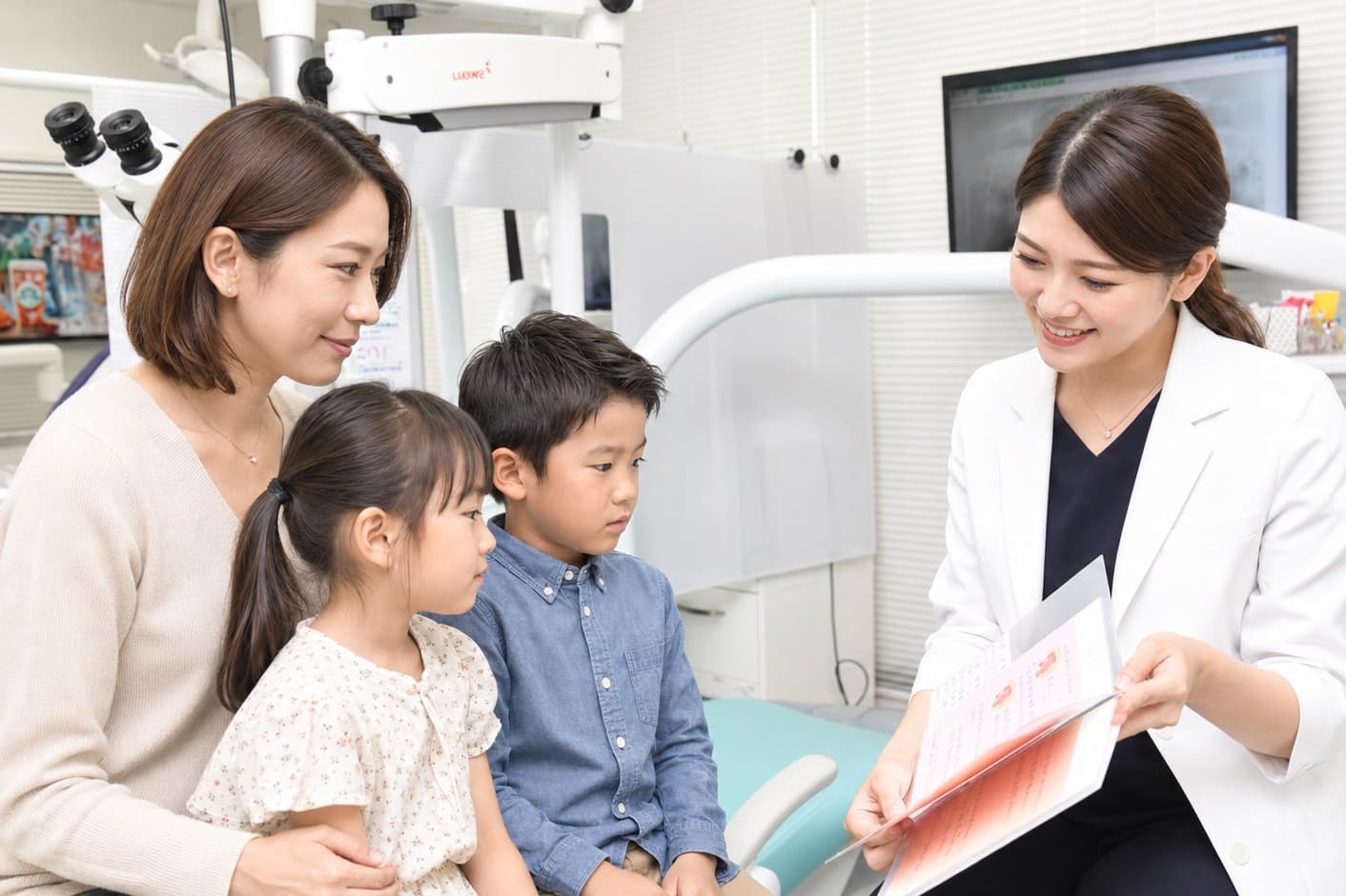 小児矯正について家族で説明を受ける相談イメージ