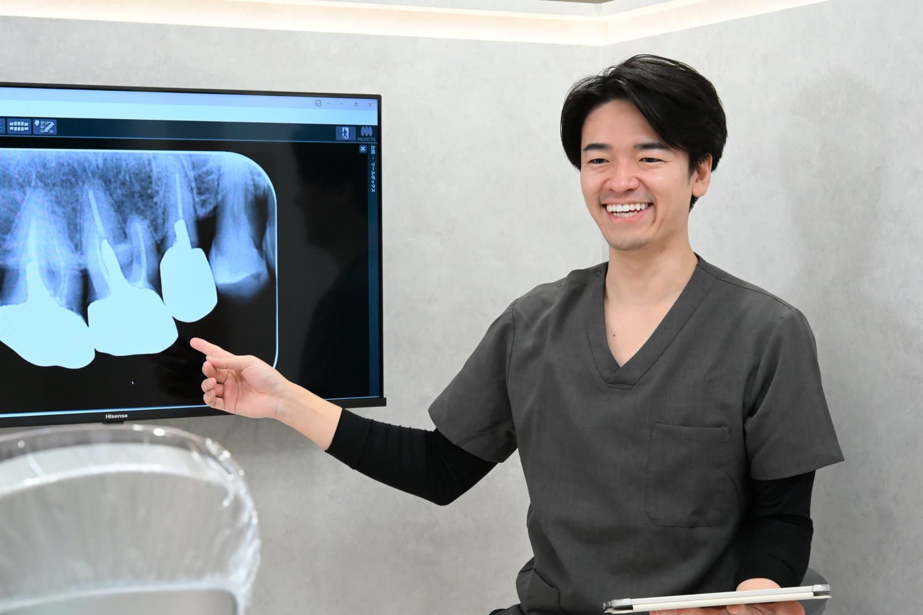 レントゲン画像を示しながら説明する村井亮介 歯科医師