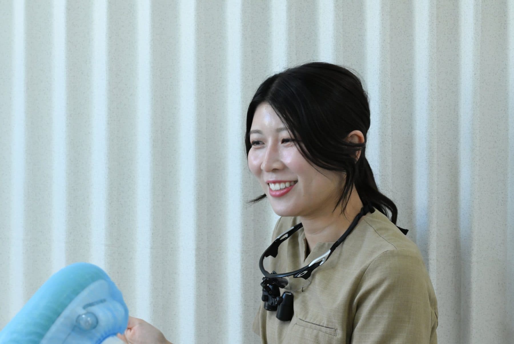 相談に応じる歯科医師