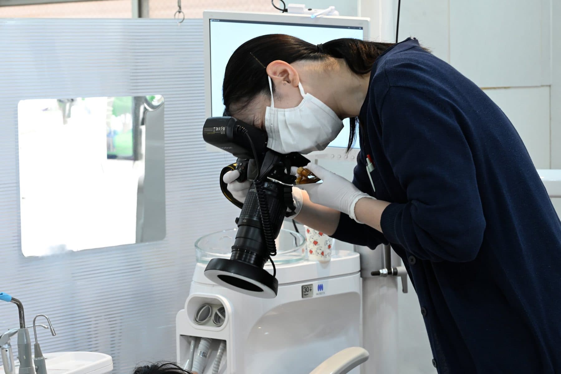 記録のために口腔内写真を撮影する様子