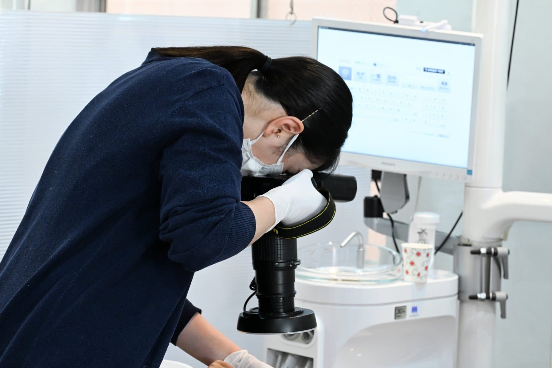 経過を記録するために口腔内写真を撮影する様子