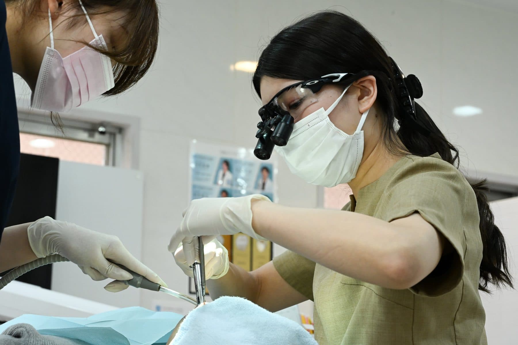 歯科医師と歯科衛生士が二人で診療する様子